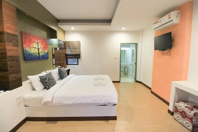 غرفة بسرير كينج بإطلالة على الجبل بشرفة، IP Plus Resort Chanthaburia - Halal Hotel 4/4