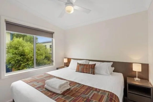 2 Bedrooms, Deluxe, Cabin, King and Queen Bed, Discovery Parks - Adelaide Beachfront 1/4