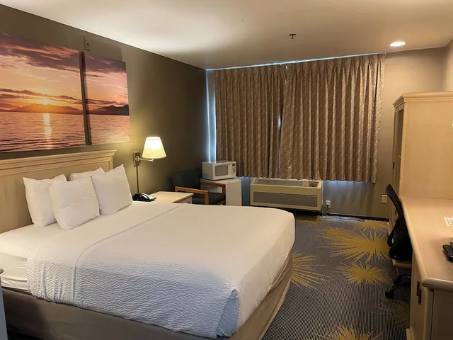 غرفة قياسية بسرير كوين، Days Inn by Wyndham Seatac Airport 1/10