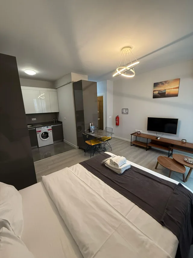 Suite, Green Hills Suites 6/8