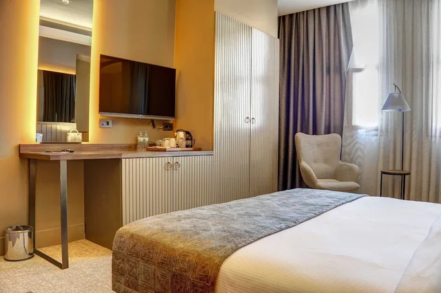 Deluxe, King Bed, Four Mansions Hotel 1/6