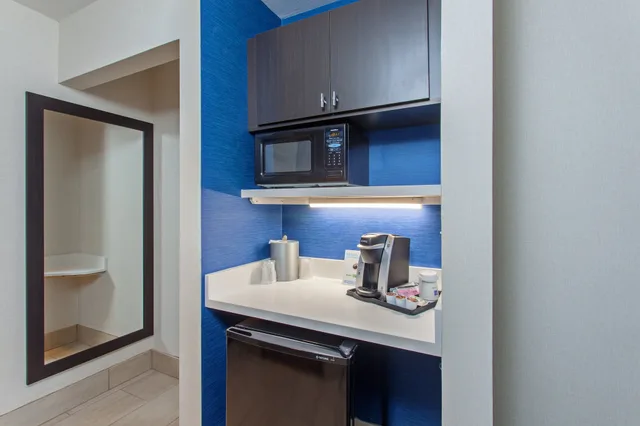 جناح بسرير كينج بغرفة نوم واحدة مع أريكة، Holiday Inn Express Hotel Suites Oakland Airport 4/5