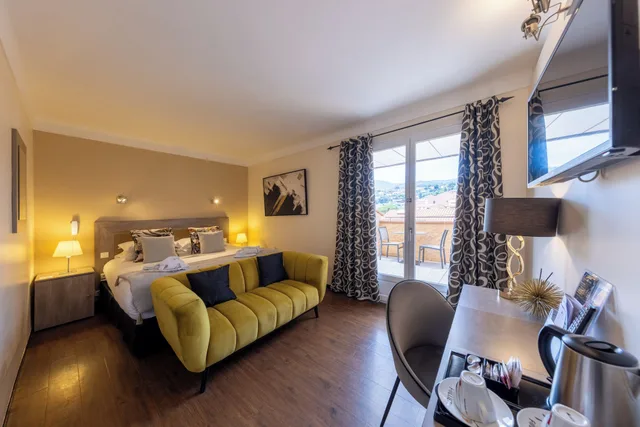 غرفة سوبيريور بسرير كينج بشرفة، Hotel Madeloc 1/8