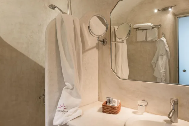 1 Bedroom, Honeymoon, Suite, Caldera View, Sea View, Jetted Tub، Iliovasilema Suites 3/6