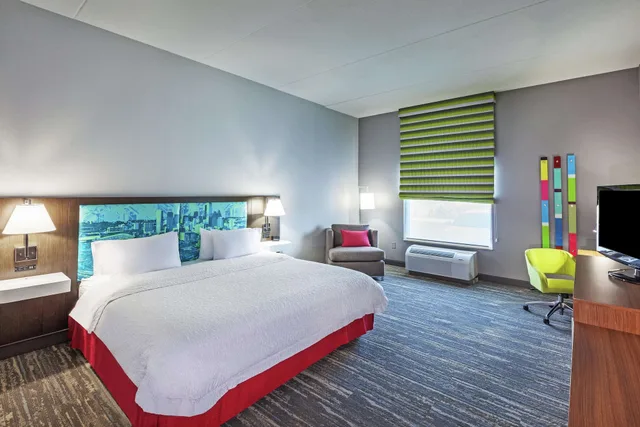 غرفة بسرير كينج مع أريكة، Hampton Inn and Suites Houston-Bush Intercontinental Airport 1/2