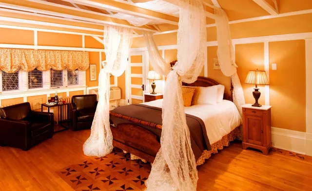Parker, Suite, King Bed، Leaside Manor By The Leaside Group 3/9