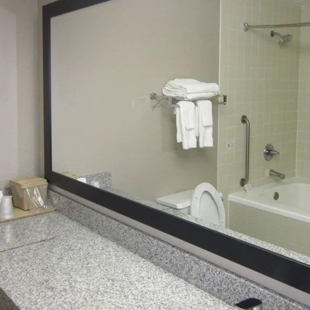 غرفة بسرير كينج بحوض جاكوزي، Quality Inn Nashville Bloomington 1/1