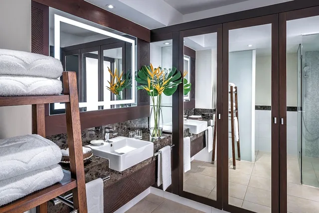 Ocean, Deluxe, 2 Double Beds, Shangri-La Yanuca Island 4/4
