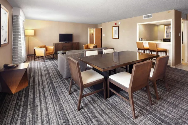 2 Rooms, King Bed, Two Story, Sofa، DoubleTree by Hilton Hotel Dallas Near the Galleria 2/2