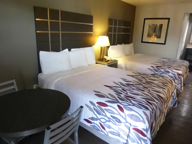 غرفة ديلوكس بسريرين كوين للمدخنين، Red Roof Inn Columbia, TN 4/10