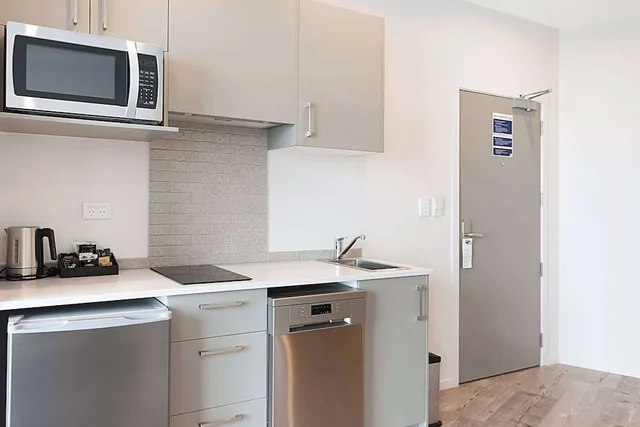 استوديو تنفيذي بسرير كينج، Ramada Suites By Wyndham Victoria Street West 8/8