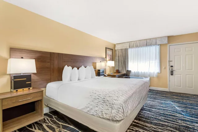 غرفة بسرير كينج بحوض استحمام لذوي الإعاقة، Best Western Mountainbrook Inn 2/5