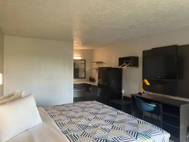 غرفة ديلوكس بسرير كينج للمدخنين، Studio6 Lake Jackson, TX 4/6