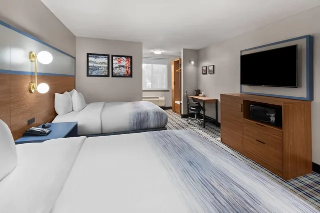 Room, 2 Queen Beds, Pool Side، AmericInn by Wyndham Appleton Downtown 4/10