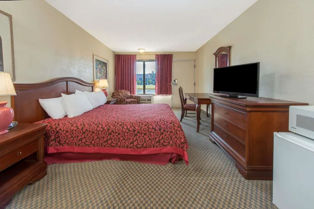 غرفة قياسية بسرير كينج، Days Inn & Suites By Wyndham Dayton North 3/5