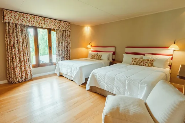 غرفة قياسية ثلاثية بسرير مزدوج وسرير فردي، Tremun Kau Yatun Hotel 1/5