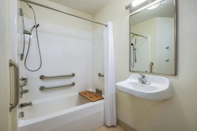 جناح بسرير كوين بغرفة نوم واحدة لذوي الإعاقة، Candlewood Suites Jefferson City 2/2