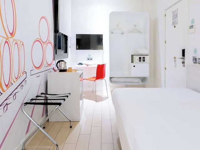 غرفة داخلية بسرير فردي بإطلالة، Ibis Styles Madrid Prado 2/7