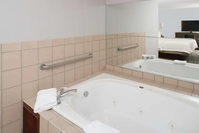 غرفة بسرير كينج مع أريكة بحوض جاكوزي، Hampton Inn North Sioux City 4/6