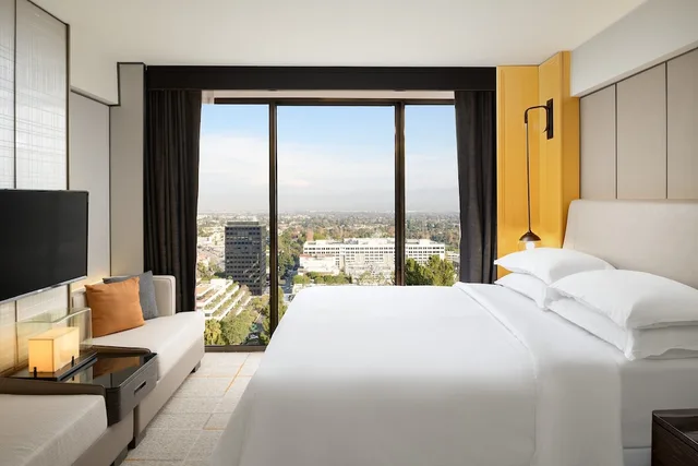 غرفة تقليدية بسرير كينج لذوي الإعاقة، Sheraton Universal Hotel 1/6