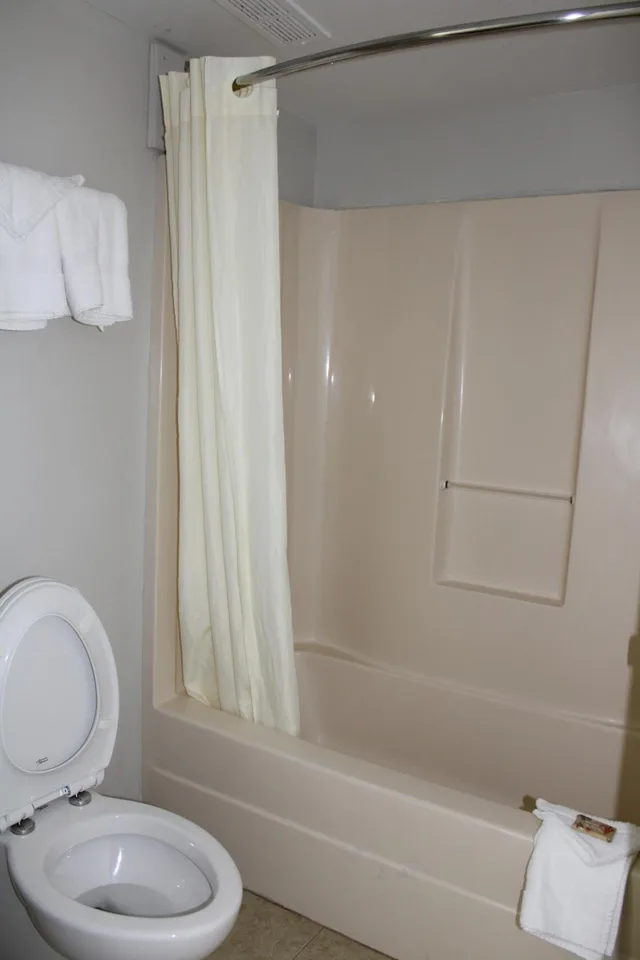 غرفة بسريرين كوين، Savannah Inn 4/6