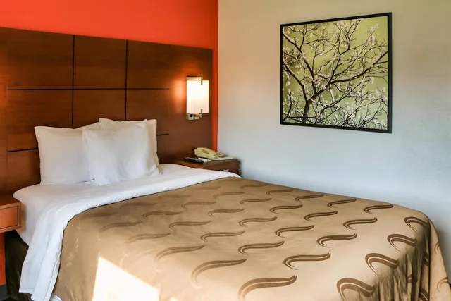 غرفة قياسية بسرير كوين، Quality Inn and Suites Watertown Fort Drum 1/8