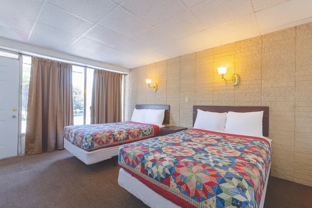 غرفة بسريرين مزدوجين للمدخنين، Sonrise Inn Lincoln Hwy By OYO 1/5