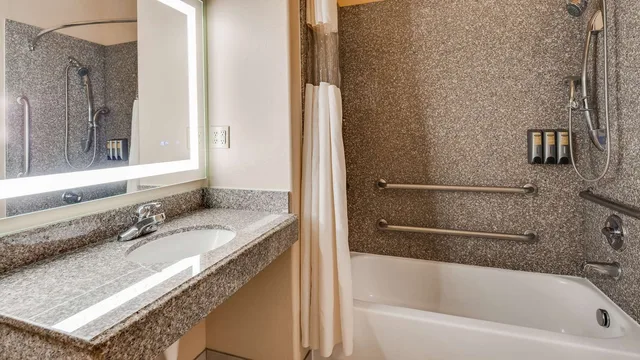 غرفة بسريرين كوين بحوض استحمام لذوي الإعاقة، Best Western Plus Battle Ground Inn & Suites 4/4