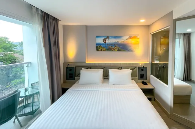 غرفة ديلوكس بسرير كينج بإطلالة على المدينة بشرفة، Clarian Hotel Beach Patong 2/10