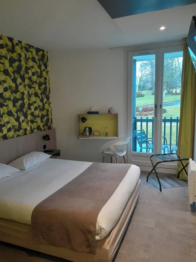 غرفة بسرير كوين بشرفة، The Originals City, Ara Hotel, Landerneau 1/3