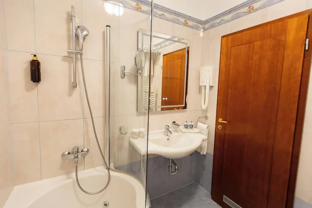 غرفة قياسية بسريرين منفصلين، Waldinger Hotel 5/5