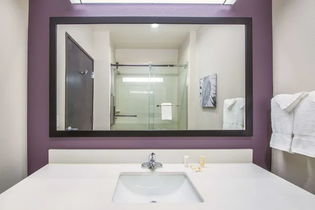 غرفة بسرير كينج، La Quinta Inn & Suites by Wyndham Enid 2/2