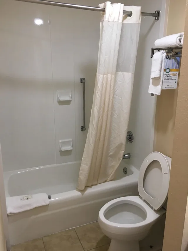Standard, Single, 2 Double Beds, Smoking، Quality Inn And Suites Hanes Mall 7/8