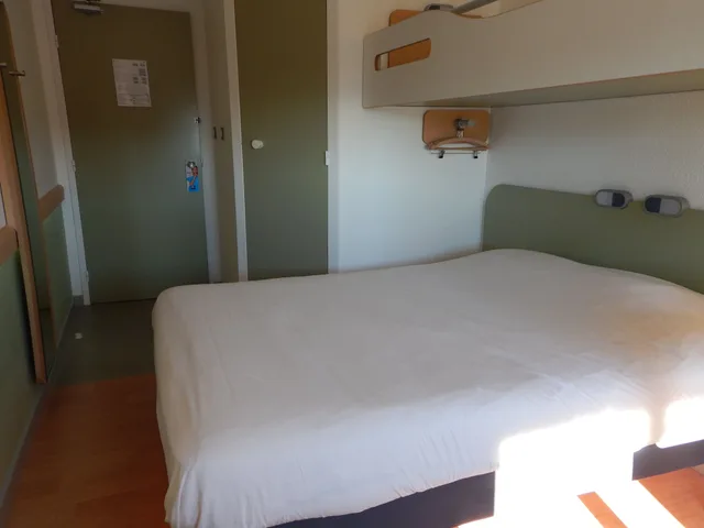 Room, Triple, Double and Bunk Bed, Ibis Budget Clermont Ferrand Sud Aubiere 5/9