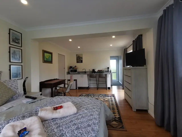 غرفة بريميير بسرير كوين بإطلالة على البحيرة مع أريكة، Geyser Lookout BnB 8/10