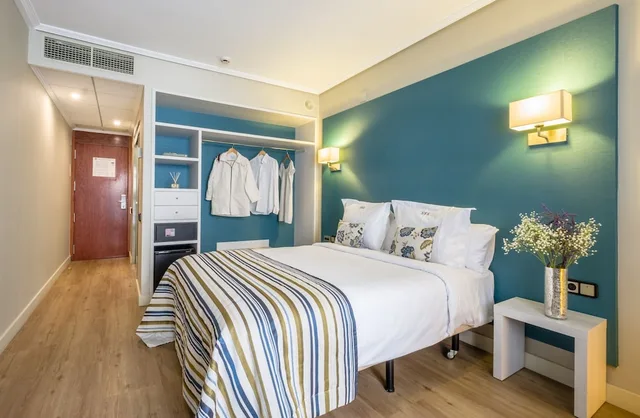 غرفة رباعية، Hotel Num 4/5