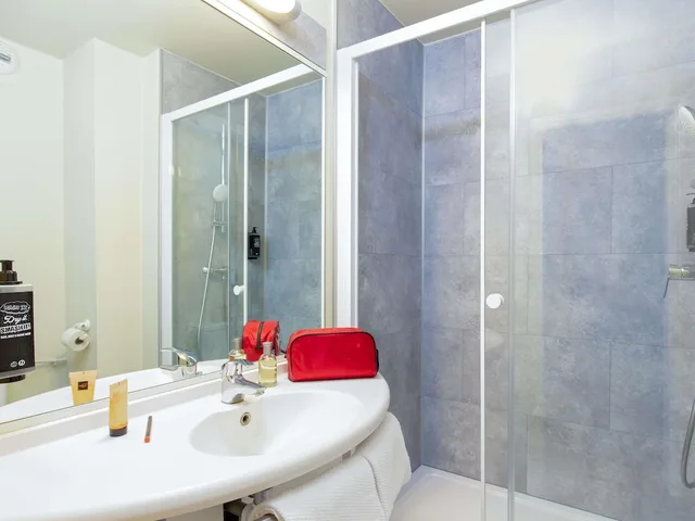 Family, 1 Double and 3 Single Beds، Ibis Budget Cavaillon 3/4