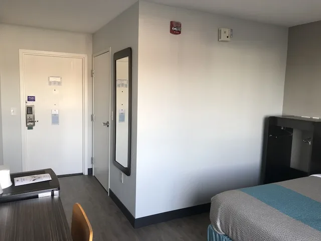 غرفة ديلوكس مفردة بسرير مزدوج لذوي الإعاقة، Motel6 Fort Wayne, IN 5/10