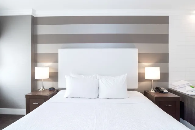 جناح غراند بسرير كينج مع أريكة بجاكوزي بمطبخ، Sandman Hotel Edmonton West 3/6
