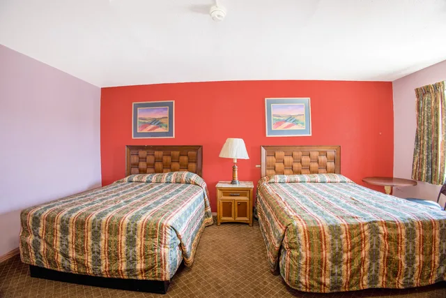 1 Queen Bed & 2 Twin Beds Non-Smoking, Sands Motel By OYO El Paso near Airport 1/5