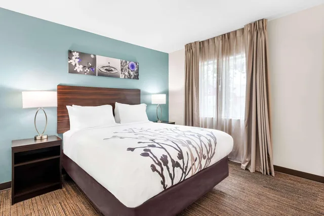 غرفة بسرير مزدوج لذوي الإعاقة، Sleep Inn & Suites Pigeon Forge - Downtown 1/6