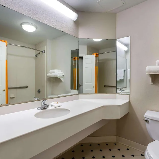 جناح بسرير كينج مع أريكة، La Quinta Inn & Suites by Wyndham Phoenix West Peoria 3/3