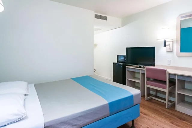 غرفة بسرير كوين لذوي الإعاقة، Motel6 Green River, UT 1/7
