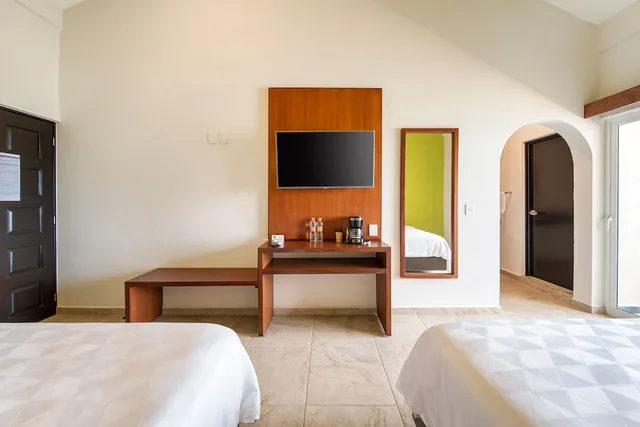غرفة قياسية بسريرين كوين بإطلالة على البحر، Villas Coral Huatulco 2/3