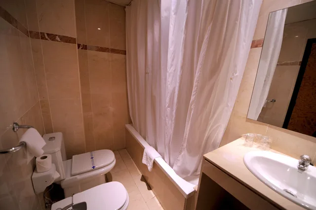 غرفة مفردة، Glories Hotel 15/16