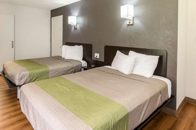 2 Full Beds Suite, Non-Smoking, Kitchen، Studio6 Arlington, TX 1/6