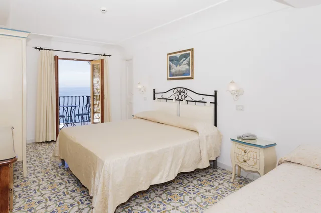 غرفة سوبيريور ثلاثية بثلاثة أسرّة بإطلالة على البحر بشرفة، Hotel Conca d'Oro 3/8