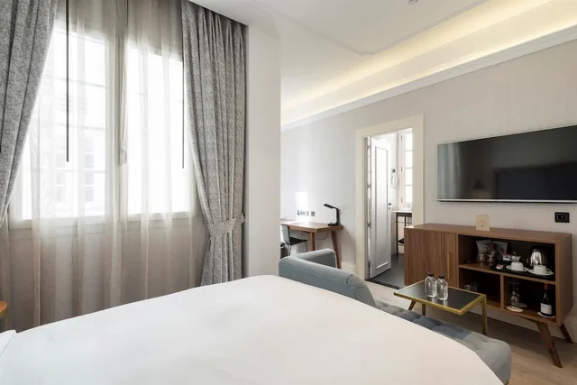 غرفة بسرير كوين بإطلالة على الفناء، Doubletree By Hilton Madrid Prado 3/7