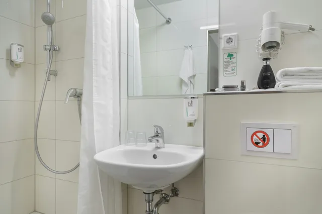 غرفة قياسية بسرير مزدوج بحمام خاص، Hotel Alster 2/2