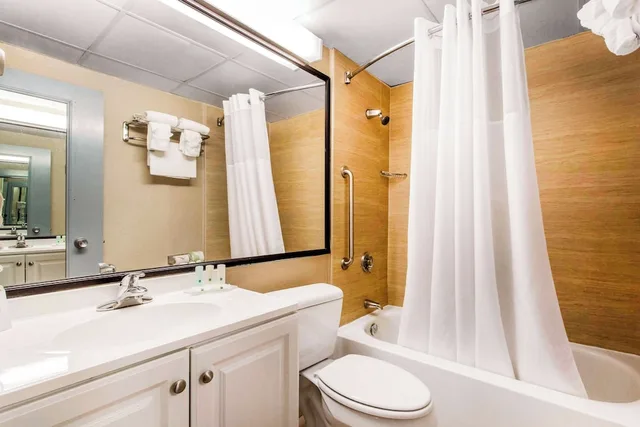 Room, 2 Queen Beds, Pet Friendly, Quality Inn West Springfield 3/3